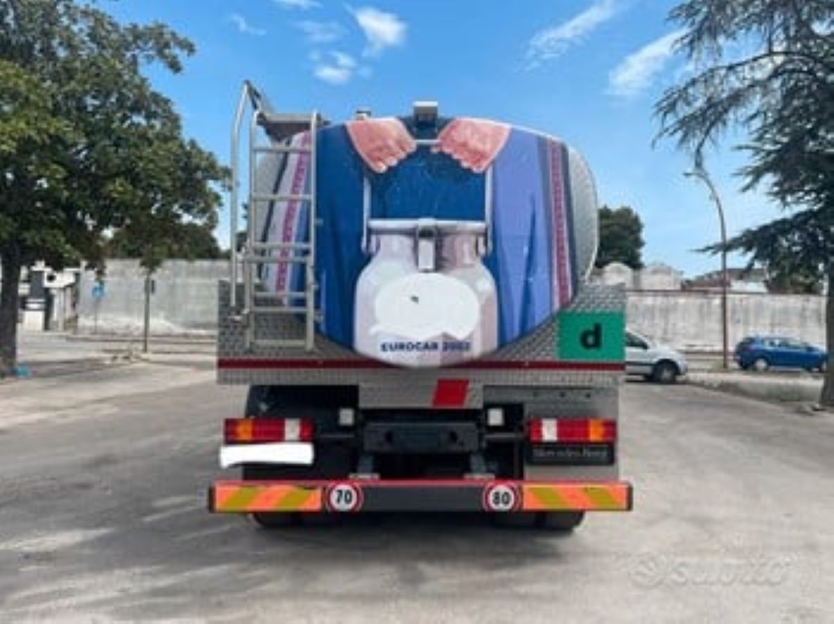 Camion cisterna acqua
