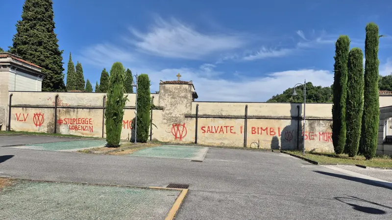 Scritte muro cimitero Gussago