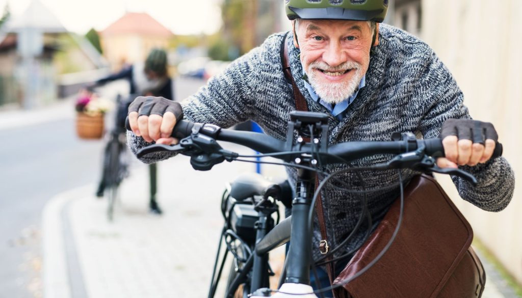 anziano in bicicletta