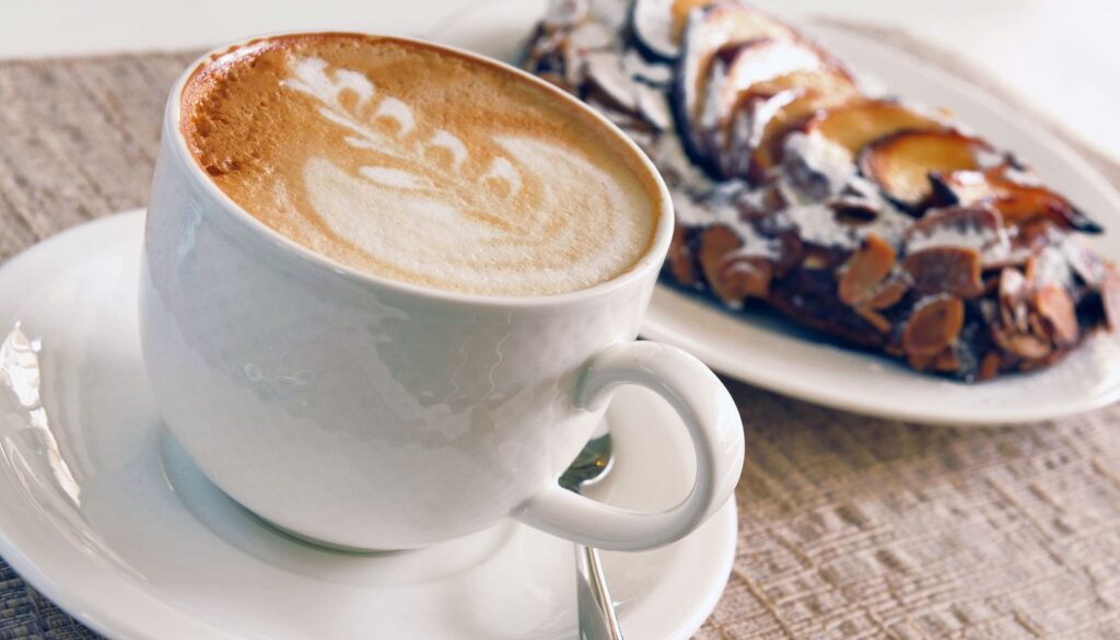 brioche e cappuccino