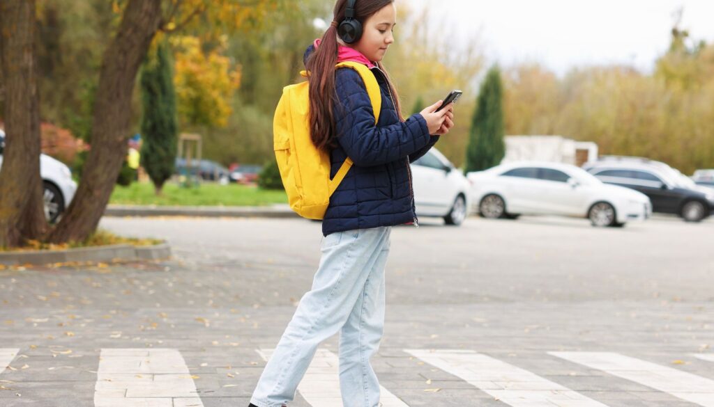 smartphone sulle strisce pedonali