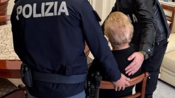 poliziotti donna anziana foto polizia di stato